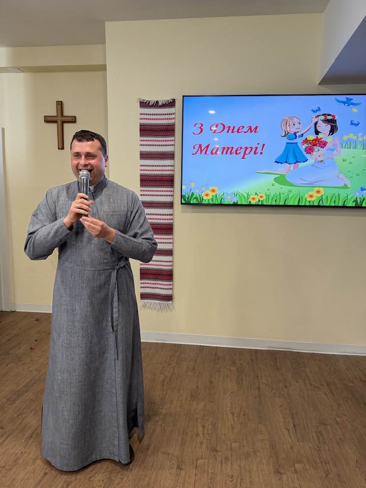о. Андрій під час звернення на святі матері